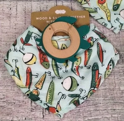 3 juegos de babero mordedor de señuelos de pesca de madera y silicona Mudpie azul y verde nuevos Foto 1 de 4