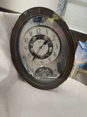 Cuorum Clock “Small World Rhythm” 12 Melodies 5 Christmas Songs Plastic Gold/wht - Image 1 of 4