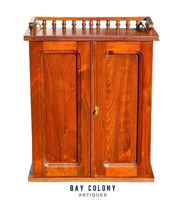 古董维多利亚胡桃木双门挂柜/药柜 — 第 1/4 张图片