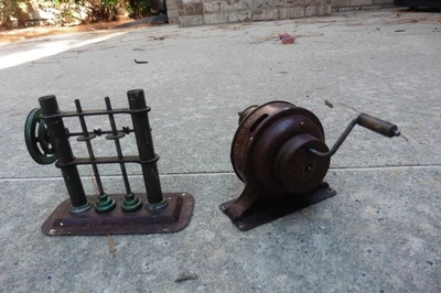 Motor de inercia de fricción operado por manivela JL HESS de 1900 con máquina de estampado de juguetes funciona Foto 1 de 4