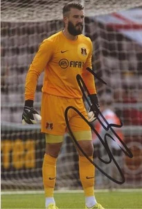 LEYTON ORIENT: FOTO DE ACCIÓN FIRMADA POR ADAM LEGZDINS 6x4 + certificado de autenticidad - Imagen 1 de 1