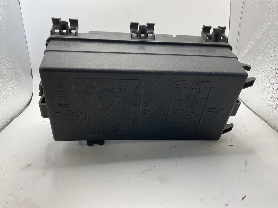 2002 Saturn L100 Fuse Box w/ Lid - Image 1 of 3