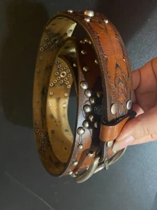 American Eagle AEO Nieten Schmuck geprägte Blumen Ledergürtel Gr. M Hippie y2k - Bild 1 von 10