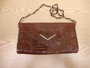 70er 80er Sac à Bandoulière Clutch Simili Cuir Relief Croco Braun 28x16 CM - Imagen 1 de 4