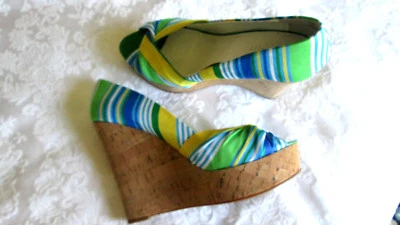 SANDALIAS NINE WEST 'CHILL PILL' Amarillo, Azul Verde 9M CUÑA Corcho Twist Peep Toe  Foto 1 de 4