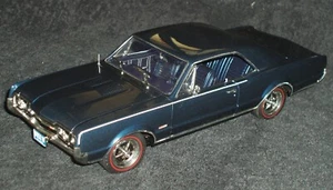 Highway 61 1967 Oldsmobile 442 techo rígido 1/18 azul oscuro ¡fundición original perfecta! - Imagen 1 de 14