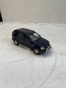 Maisto 1/24 - Mercedes Benz ML320 Dark Blue Diecast Scale Model Car - Foto 1 di 15
