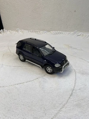 Maisto 1/24 - Mercedes Benz ML320 Dark Blue Diecast Scale Model Car - Immagine 1 di 4