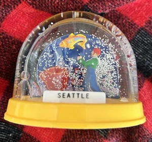 Vintage Schneekugel Seattle Reise Kitsch Angeln Fischgeschäft Hecht Platz Markt - Bild 1 von 6