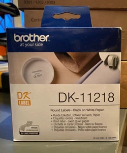 Oryginalne etykiety Brother DK - DK-11218 czarne na białym papierze okrągłe 24mm (z VAT) - Zdjęcie 1 z 1