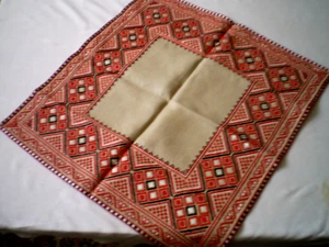 Vintage tablecloth hand-embroidered on linen  with cotton and silk threads - Picture 1 of 4