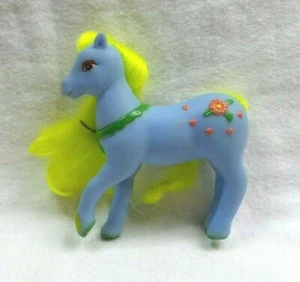 FIGURINE CHEVAL PONEY HORSE BLEU AVEC DES FLEURS SUR LE COTÉ CRINIERE JAUNE - Imagen 1 de 4