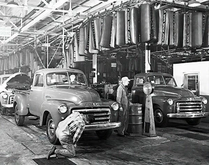 1950 GMC Pick Up in uscita dalla catena di montaggio 8 x 10 Fotografia - Foto 1 di 1