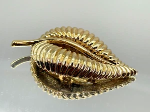 Vintage Brooch Leaf Design Gold Tone Metal Heavy - Picture 1 of 7