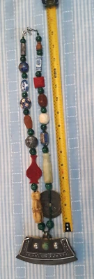 Excelente collar antiguo japonés de cuentas Ojime años 1800, jade. Malaquita, laca Foto 1 de 4