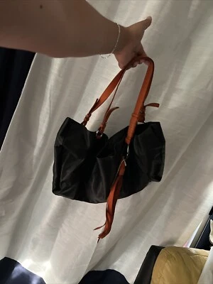 Bolso de mano Halston Heritage grande de cuero negro Foto 1 de 4