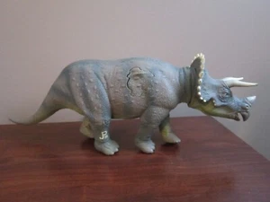 JURASSIC PARK TRICERATOP JP08 DINO DAÑO COMPLETO CON PARCHE EN LA PIEL HERIDA - Imagen 1 de 12