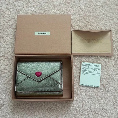Cartera Miu Miu Madras Love Letter Corazón Compacta Triple Plateada con Caja Metálica Foto 1 de 4