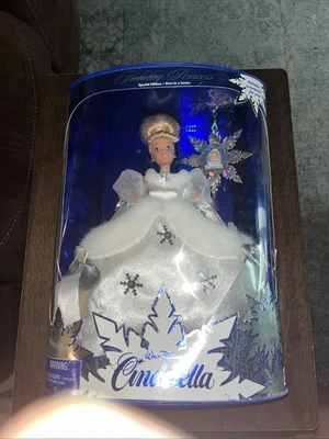 复古 1996 年迪士尼童话灰姑娘假日公主芭比娃娃 16090 未拆封 — 第 1/4 张图片