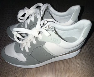 UGG WOMEN’S RETRAINER SNEAKERS Olive Green /Tan SIZE 7.5 Nwob - Picture 1 of 6