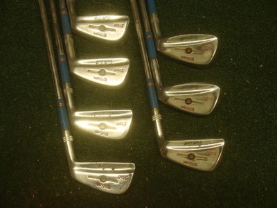 Wilson Staff Patty Berg 1972 juego de plancha para damas 3-PW (hierro no 8) botón trasero derecho Foto 1 de 4