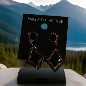 Pendientes colgantes Saks Fifth Avenue imitación ónix y diamantes de imitación tono dorado nuevos perforados - Imagen 1 de 3