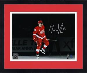 Framed David Perron Detroit Red Wings Signed 8x10 Jersey Celebrating Photo