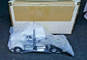 LIONEL LCCA WHITE KENWORTH TRACTOR SLEEPER HOOD OPENS NEW IN MAILER BOX Macao - Picture 1 of 7