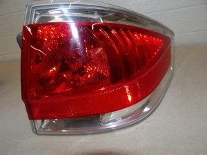 FORD FOCUS 08-2011 SEDÁN LADO PASAJERO DERECHO CONJUNTO LUZ TRASERA moldura cromada brillante - Imagen 1 de 4