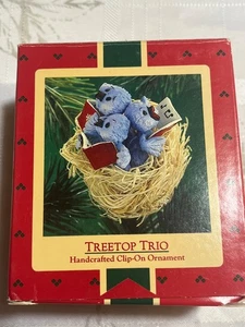 Ornamento clip-on Hallmark Keepsake 1986: TREETOP TRIO Bluebird Choir nel nido - Foto 1 di 5