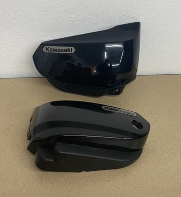 03-08 Juego de cubiertas laterales izquierda y derecha Kawasaki Vulcan 1600 Nomad negras Foto 1 de 4