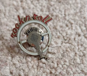 Rock n Roll Radio ENAMEL PIN BADGE - Retro 2.5cm approx - Picture 1 of 2