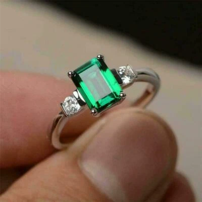 Anillo de compromiso de tres piedras con esmeralda verde corte esmeralda de 2,10 quilates de oro blanco de 14 quilates Foto 1 de 4