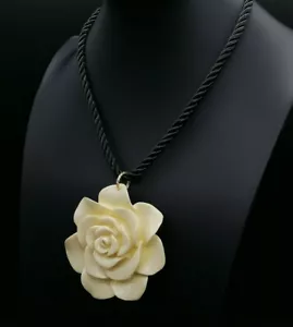 collana donna con grande pendaglio fiore colore avorio argento girocollo - Foto 1 di 12