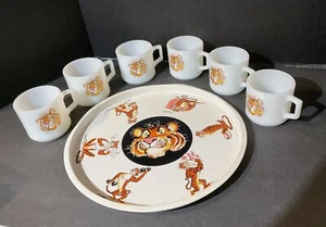 VASSOIO DI LATTA VINTAGE 1960 ESSO TIGER con 6 TAZZINE DA CAFFÈ TIGER FIRE KING ANCHOR HOCKING - Foto 1 di 9