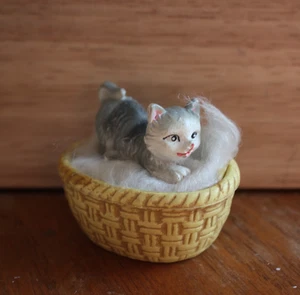 Dollhouse 1:12 Cat & Basket - Imagen 1 de 9