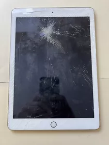 Apple iPad 5th Generation A1822 -9.7" 32GB gold Faulty - Picture 1 of 3