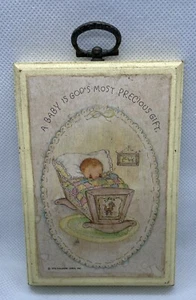 Vintage 1976 Punze Plakette EIN BABY IST GOTTES WERTVOLLSTES GESCHENK - Bild 1 von 3