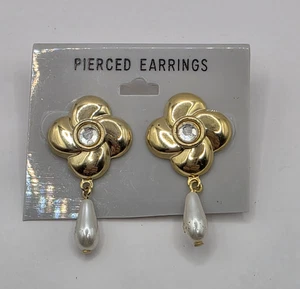 Pendientes perforados vintage de flor dorada con perlas de imitación de 1 1/4" - Imagen 1 de 4