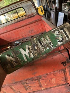 Vintage geprägtes Porzellan? Straßennamenschild im Ruhestand North Main Street 24”x6” - Bild 1 von 8