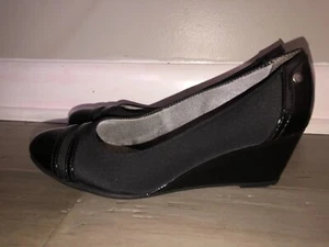 MINT LifeStride Juliana Black Patent Closed Toe Wedge Pumps Womens Size 7.5 Wide - Picture 1 of 4