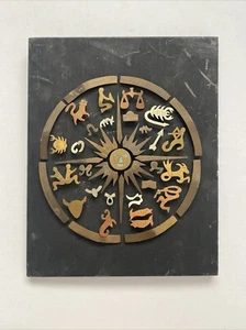 Escultura de pared de metal de latón brutalista de mediados de siglo de colección colgante de pared zodiaco rara - Imagen 1 de 24