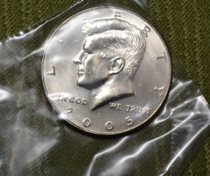 2005 D Kennedy Half Dollar Coin - circulated - Picture 1 of 2