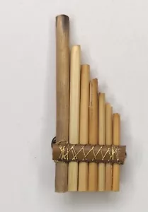"Miniatur Südamerikanische Pfanne Flöte Pfeife Handwerker hergestellt Brosche Reversnadel 1,5""x1" - Bild 1 von 9