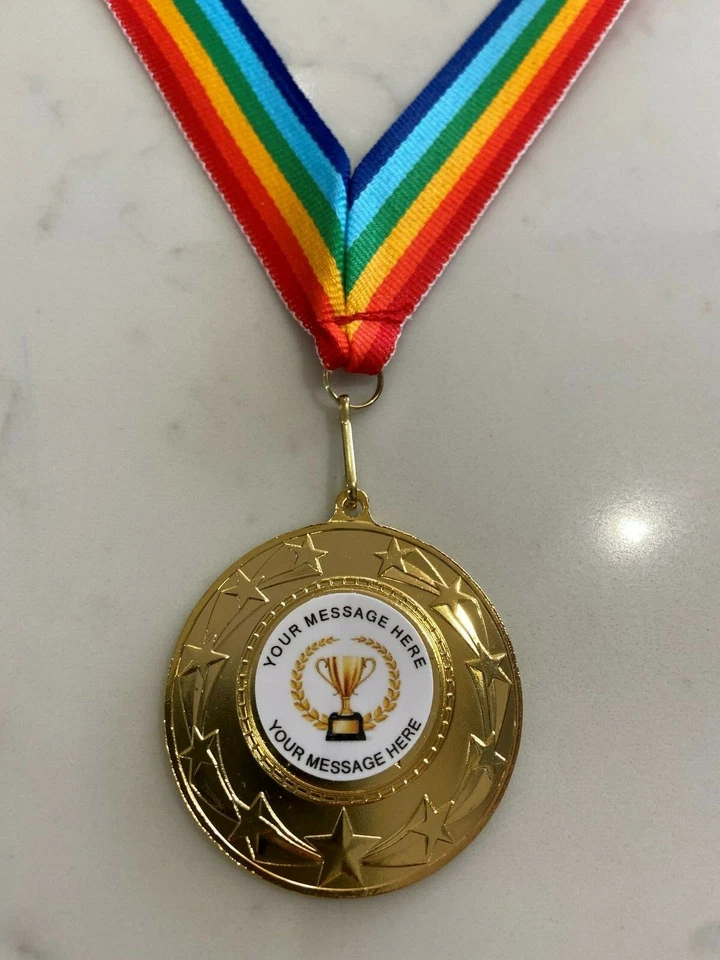 AWARDSMITH Medaglia + Nastro 50mm Personalizzata Ben Fatto / Il Tuo Logo Medaglia con Nastro Arcobaleno