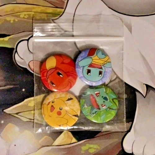 Pokemon Funko GameStop Caja Promocional Pin Botón 4 Pin Set Pikachu Charmander Foto 1 de 1