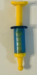Fisher Price Kit Médico Bolsa Jeringa Amarillo Azul Juguete de Repuesto 5.5”. - Imagen 1 de 2