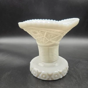 Vintage seltene Blumen Toltec Muster Milchglas detaillierte Sockel Vase weiß - Bild 1 von 12