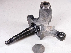 89 YAMAHA YFM250 MOTO 4 LEFT SIDE FRONT STEERING KNUCKLE SPINDLE  - Foto 1 di 8