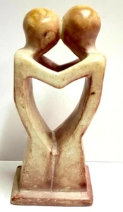 Estatuilla de arte cíclado amantes de pie escultura 7 1/4" de alto - Imagen 1 de 4